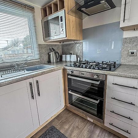 Beautiful Caravan For Hire With A Partial Sea View In Suffolk Ref 32042Az Lowestoft Ngoại thất bức ảnh