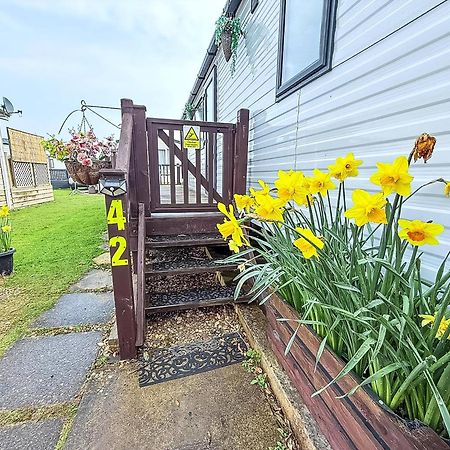 Beautiful Caravan For Hire With A Partial Sea View In Suffolk Ref 32042Az Lowestoft Ngoại thất bức ảnh
