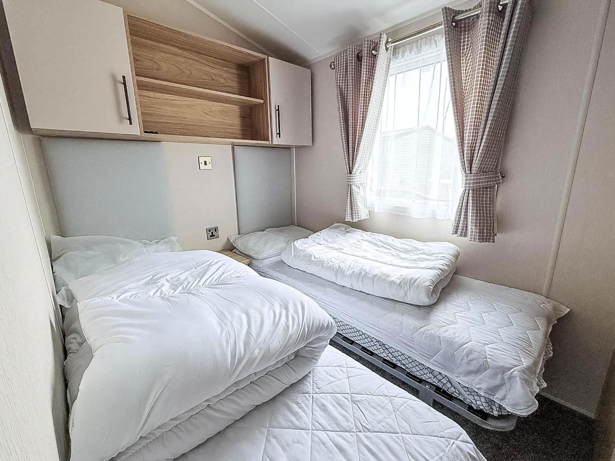 Beautiful Caravan For Hire With A Partial Sea View In Suffolk Ref 32042Az Lowestoft Ngoại thất bức ảnh