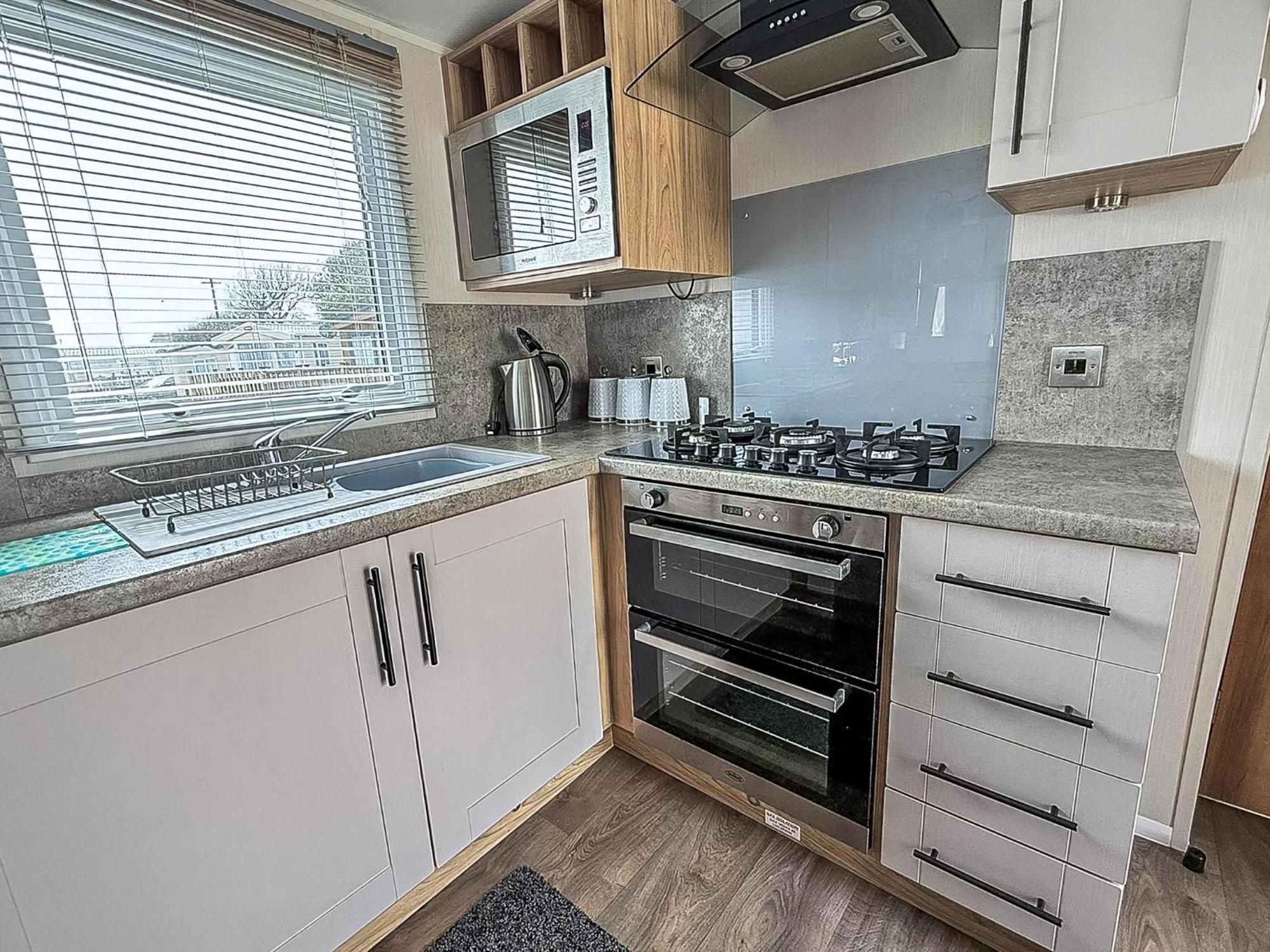 Beautiful Caravan For Hire With A Partial Sea View In Suffolk Ref 32042Az Lowestoft Ngoại thất bức ảnh