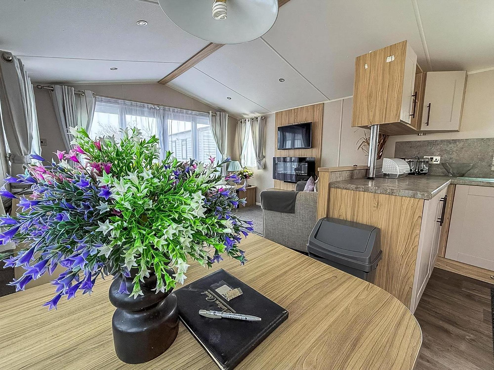 Beautiful Caravan For Hire With A Partial Sea View In Suffolk Ref 32042Az Lowestoft Ngoại thất bức ảnh